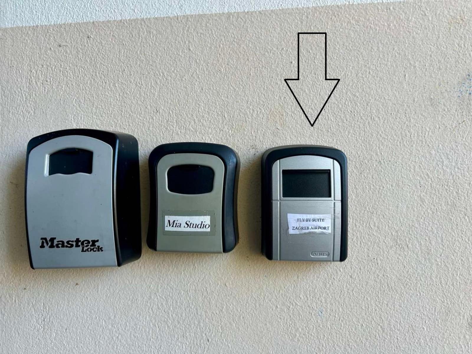 Fly By Suite - Zagreb Airport - 0-24H Self Check In&Out - Parking On Site 大戈里察 外观 照片